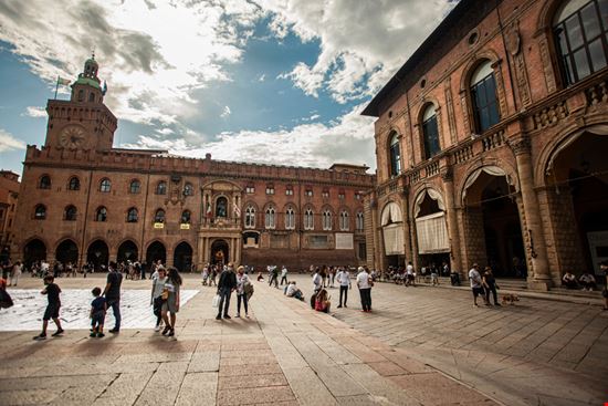 Bologna Piazza Maggiore Shutterstock.com 